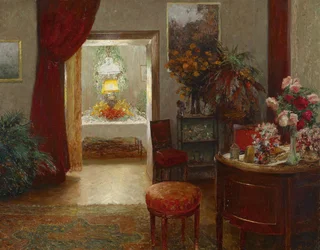 Interieur met uitzicht op een feestelijk gedekte tafel
